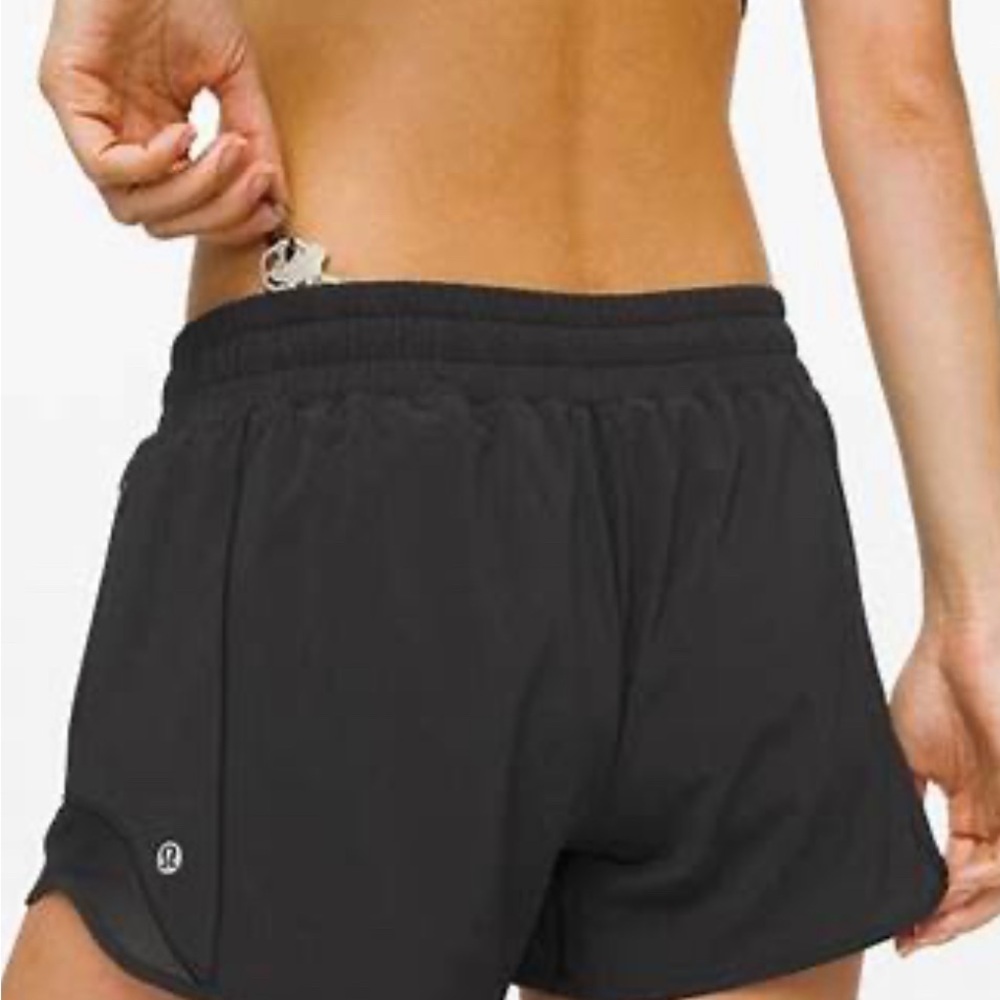 NWOT Black Lululemon Hotty Hot Shorts 4” - Size 2